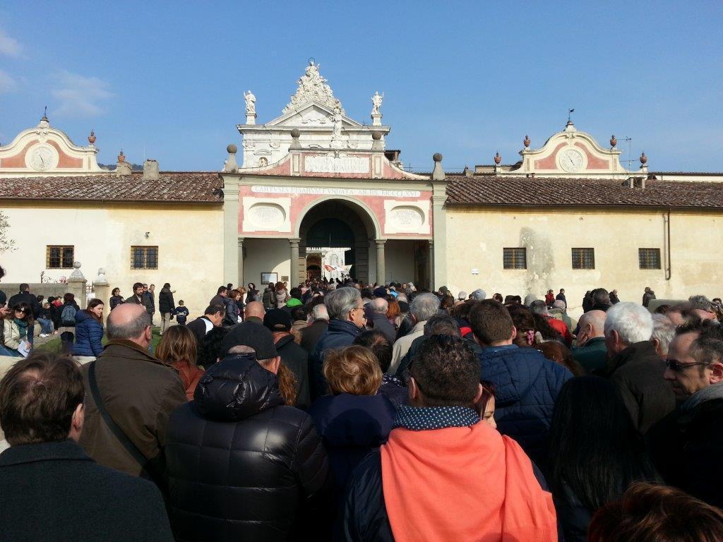 In fila per entrare alla Certosa di Calci
