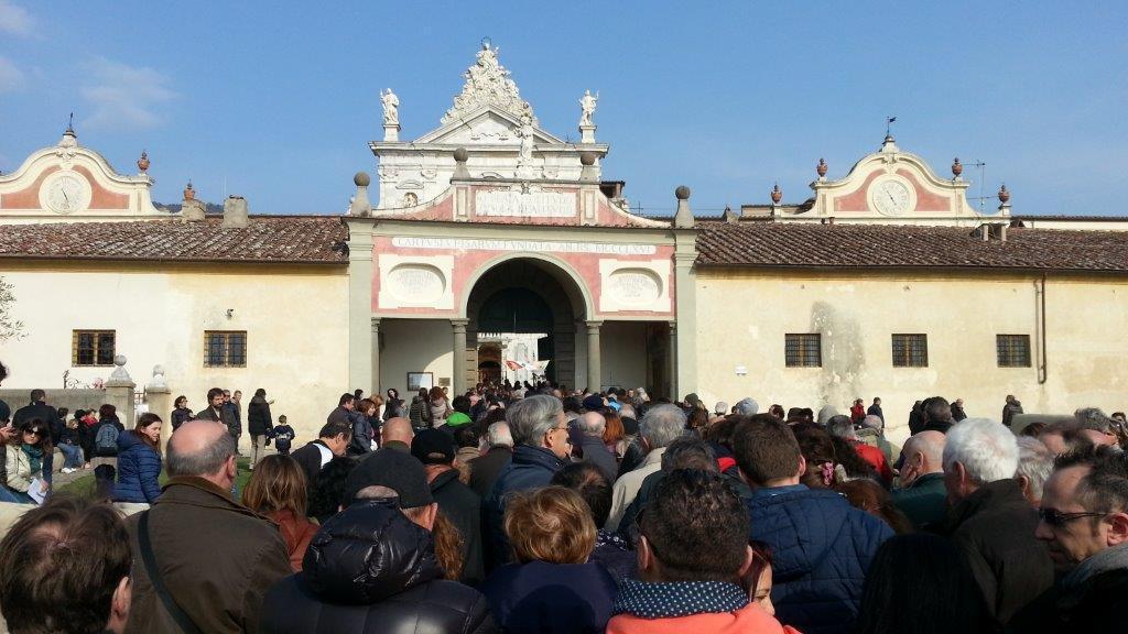 In fila per entrare alla Certosa di Calci
