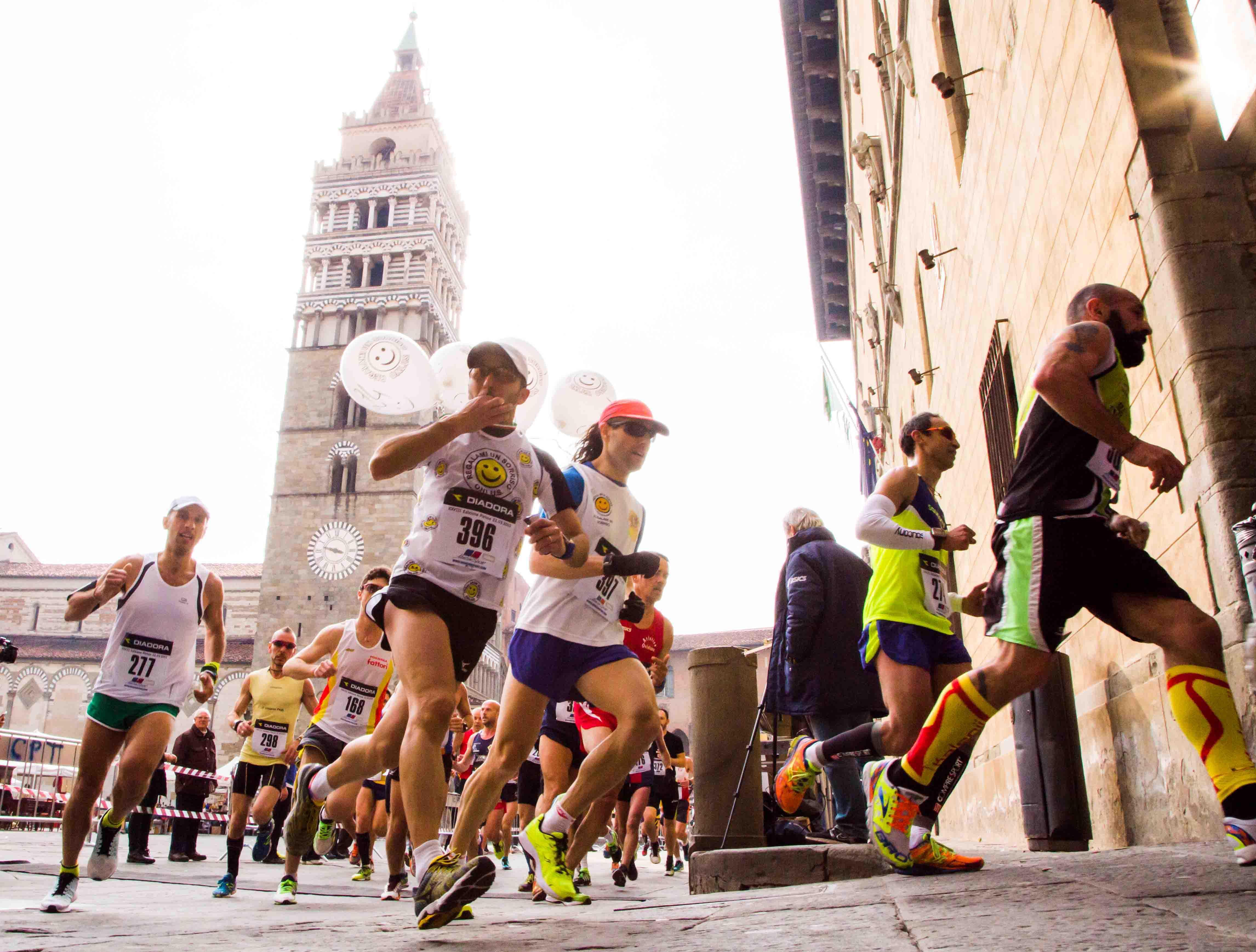 Il passaggio da piazza Duomo (foto Lorenzo Gori)