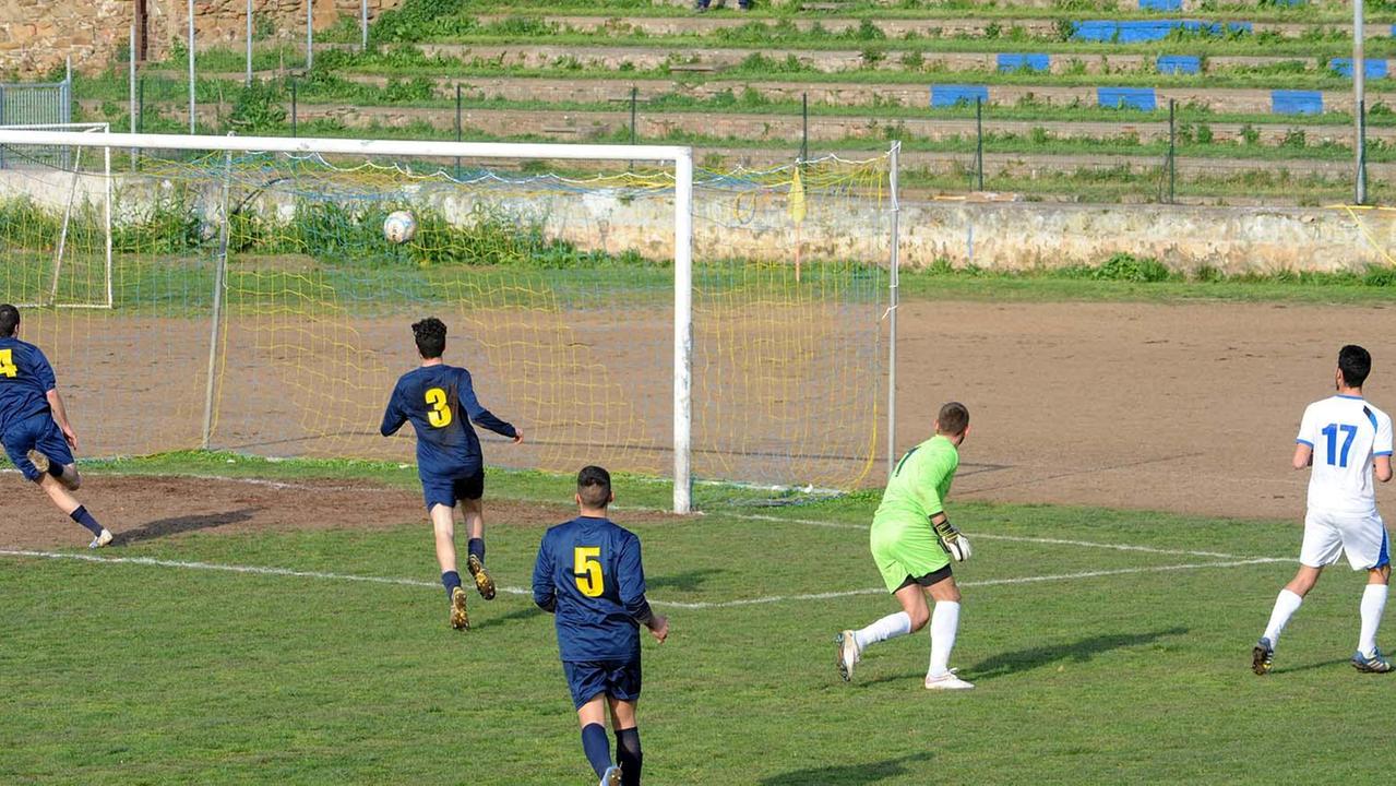 Il gol del 2-1 siglato da Arcamone (foto Pabar)