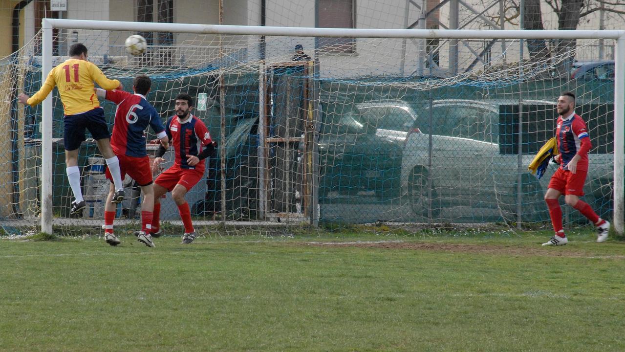Un'azione di attacco dello Scarlino contro la Nuova Grosseto (foto Giancarlo Grassi)