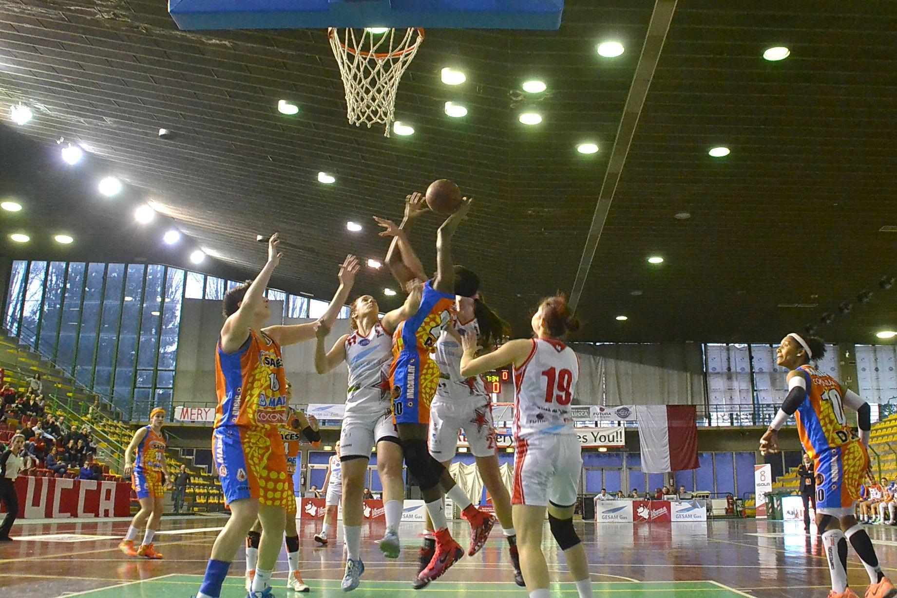Un momento della partita fra Gesam Le Mura e Napoli vinta 85-84 dalle biancorosse dopo tre supplementari