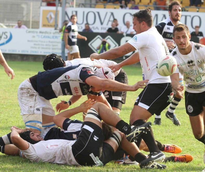 Cavalieri al completo sul campo del Petrarca