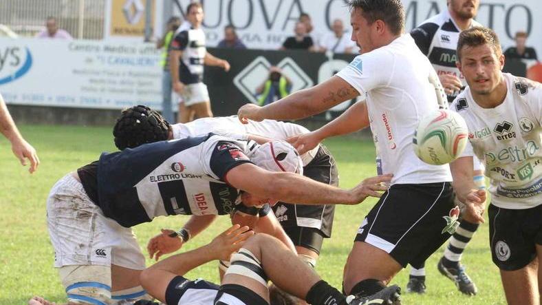 Cavalieri al completo sul campo del Petrarca