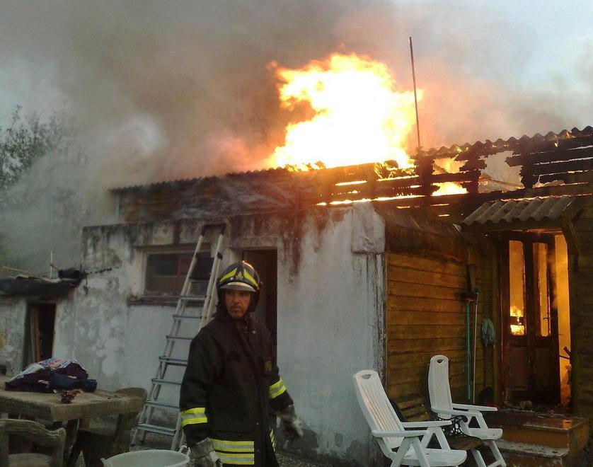 Casa di legno a fuoco, evacuata 
