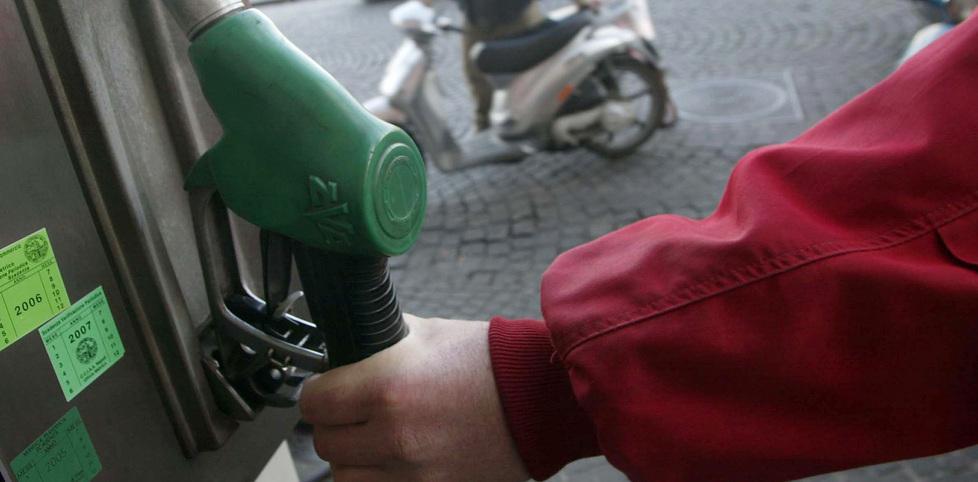 Benzina a spese dell’Asl medico sotto processo 