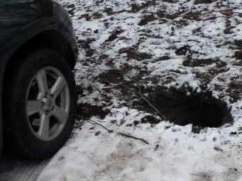 Fori nel parcheggio profondi più di due metri 