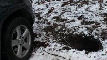 Fori nel parcheggio profondi più di due metri