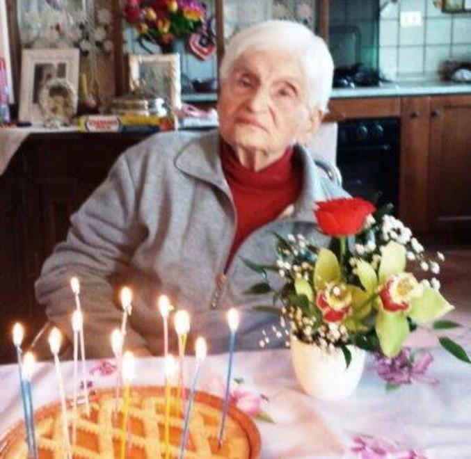 Corvi e cornacchie assaltano le pecore colpendole agli occhi 