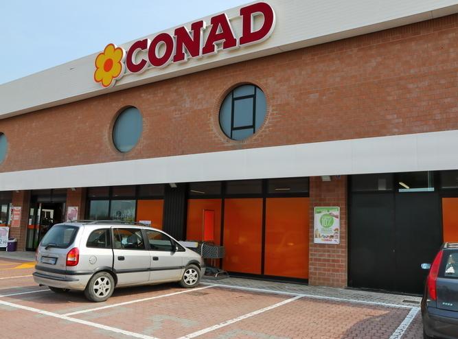 Assalto col furgone ariete al nuovo Conad 