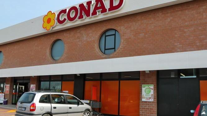 Assalto col furgone ariete al nuovo Conad