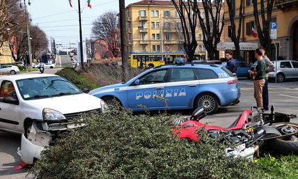 Scontro, la moto finisce nell’aiuola