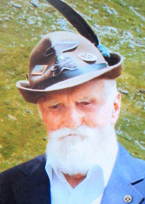 Commosso addio delle “Penne nere” al decano Corti 