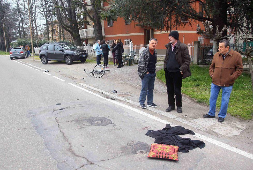 L’auto tampona il ciclista grave pensionato 85enne 
