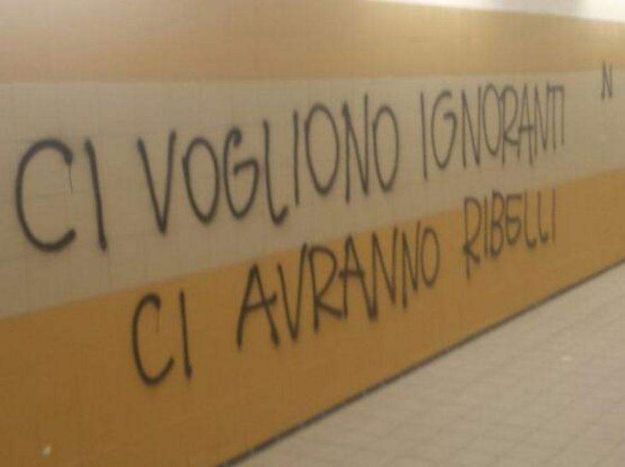 Vandalismi nel sottopasso «Metteremo le telecamere» 