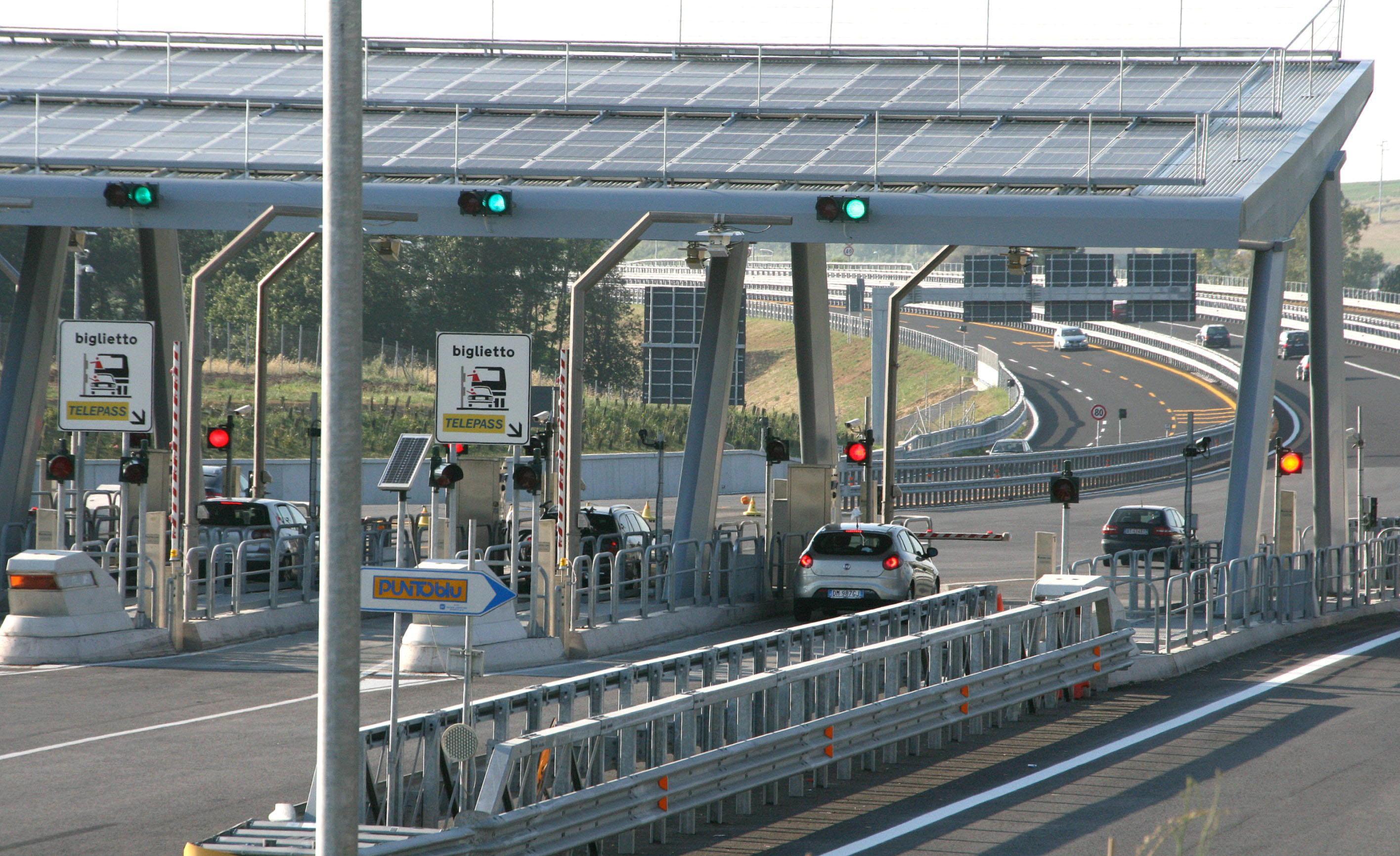 I caselli per il pedaggio nel tratto rosignanese dell'autostrada Tirrenica (foto Caselli)