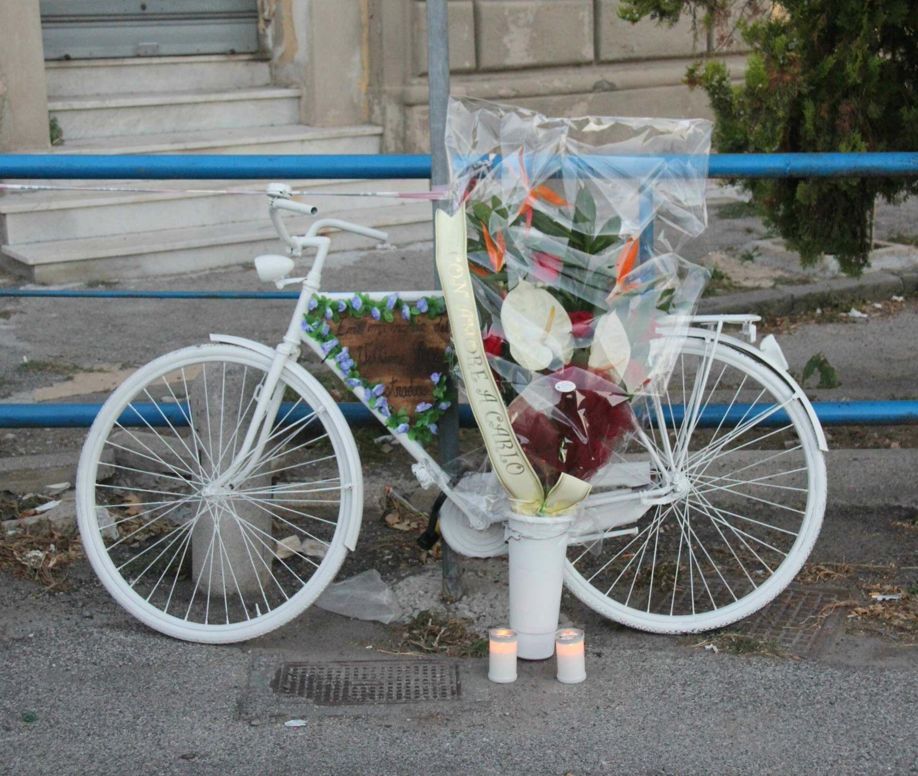 Una bici bianca ricorda un ciclista vittima della strada