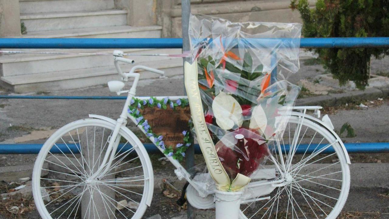 Una bici bianca ricorda un ciclista vittima della strada
