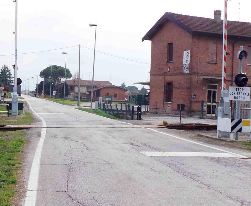 Paura al passaggio a livello treno passa a sbarre alzate 