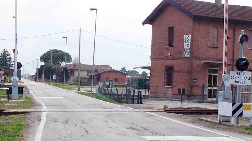 Paura al passaggio a livello treno passa a sbarre alzate