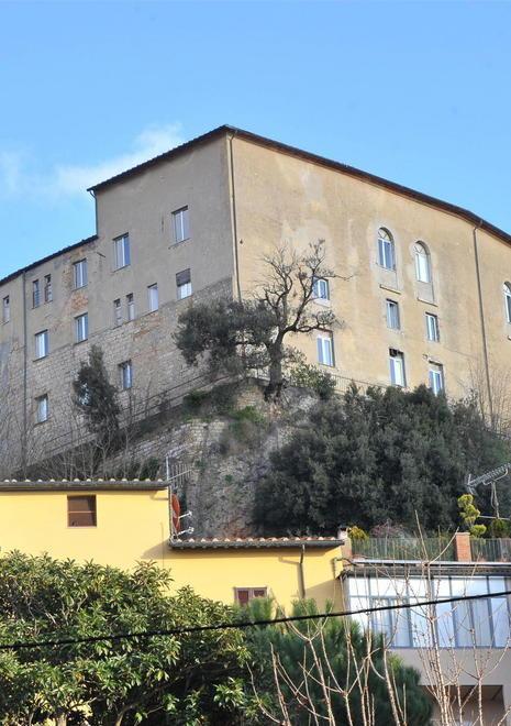 Vandali appiccano il fuoco nel castello di Monteregio 