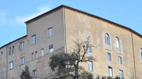 Vandali appiccano il fuoco nel castello di Monteregio