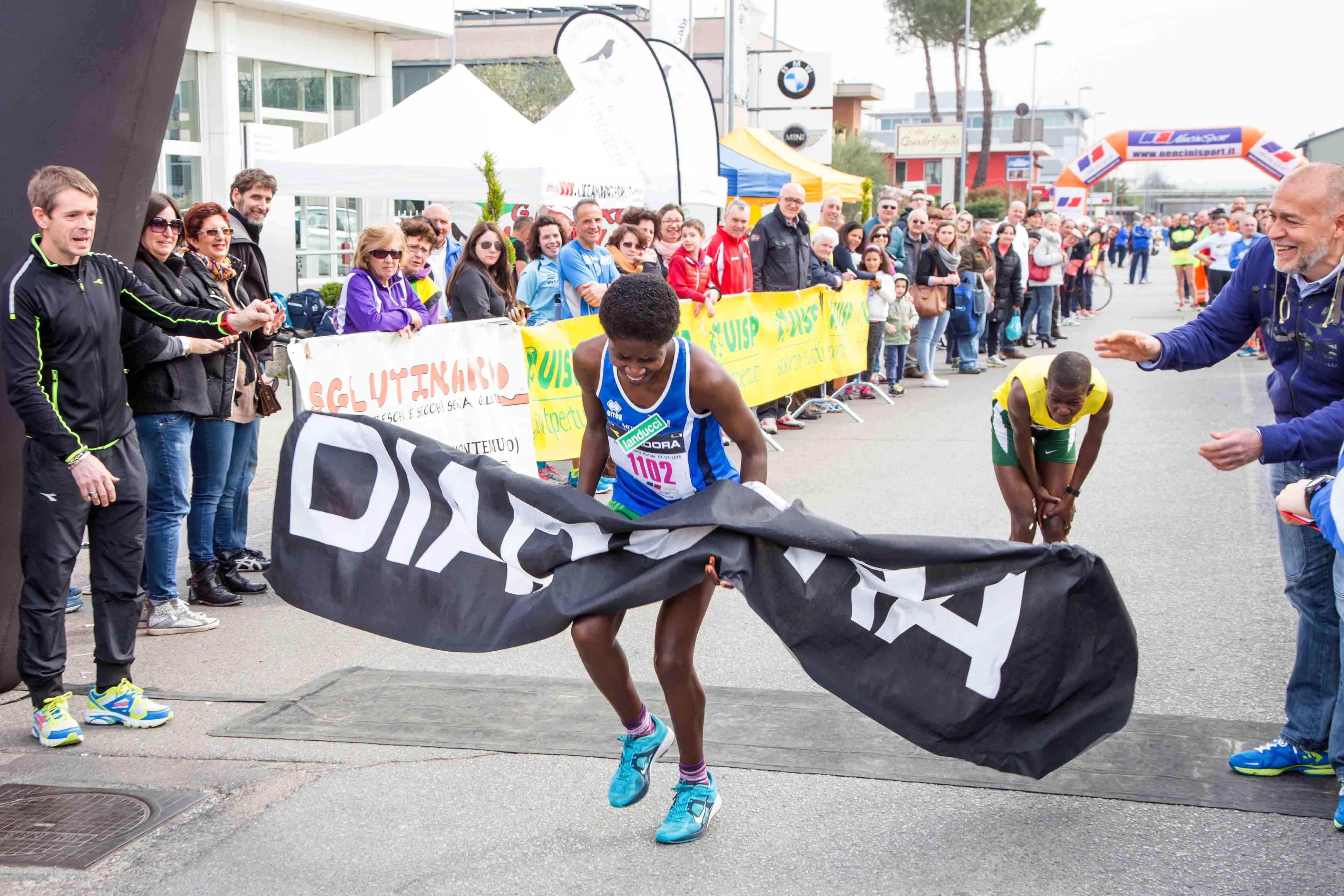Maratonina, rinuncia a sorpassare in extremis l'avversaria, colta dai crampi a un passo dal traguardo