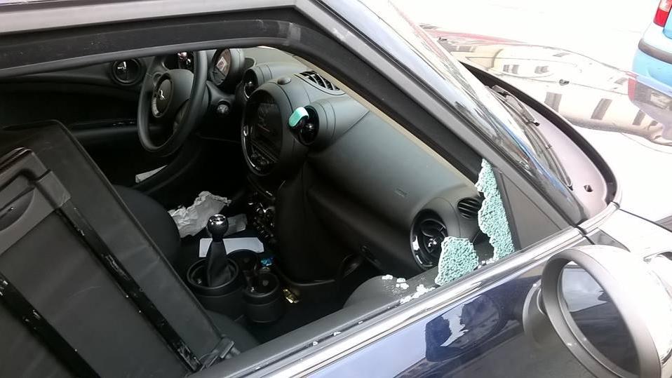 Una delle auto danneggiate in via Santa Caterina