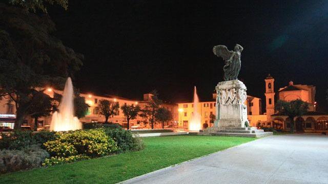 Il monumento di piazza della Vittoria
