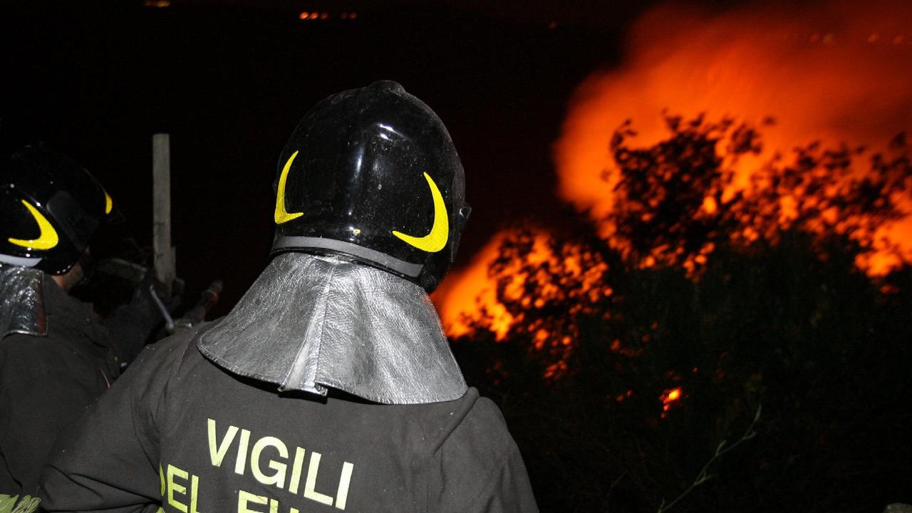 I vigili del fuoco hanno lavorato a lungo per domare le fiamme