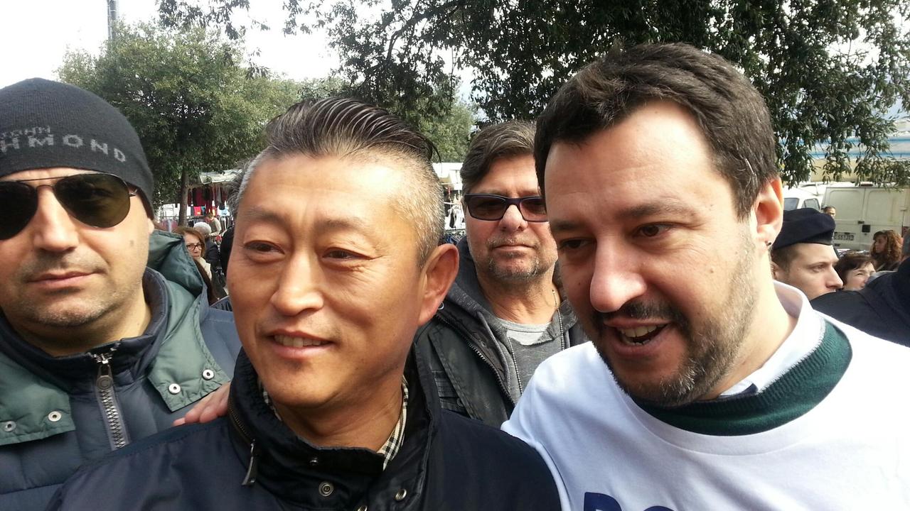Matteo Salvini insieme ad cinese incontrato al mercato