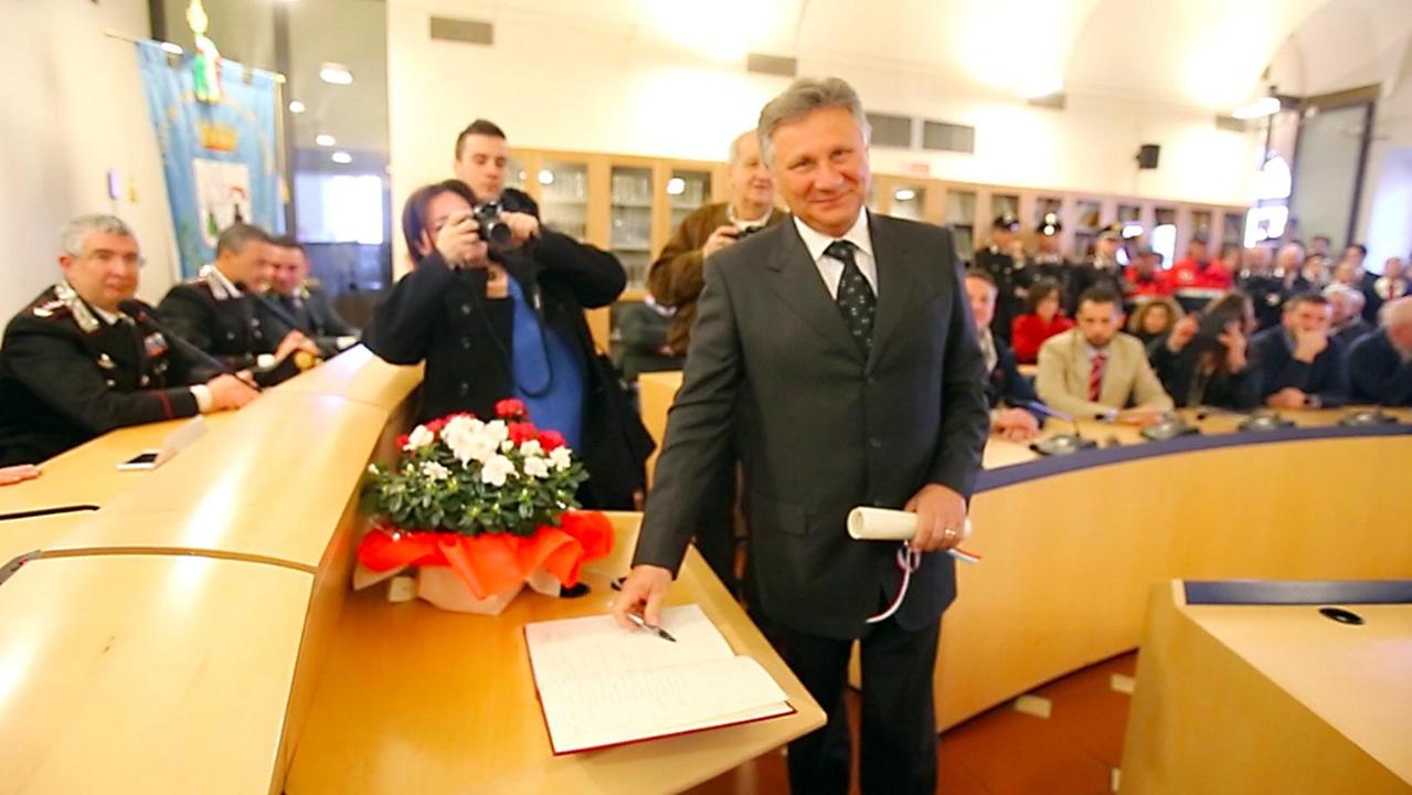 Il maresciallo Giuseppe Mignano firma il libro d'onore del Comune di Monsummano (Foto Nucci)