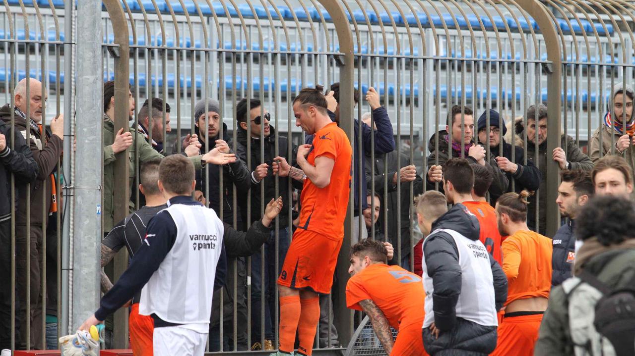 Romeo della Pistoiese parla coi tifosi al termine del derby a Prato (Foto Batavia)