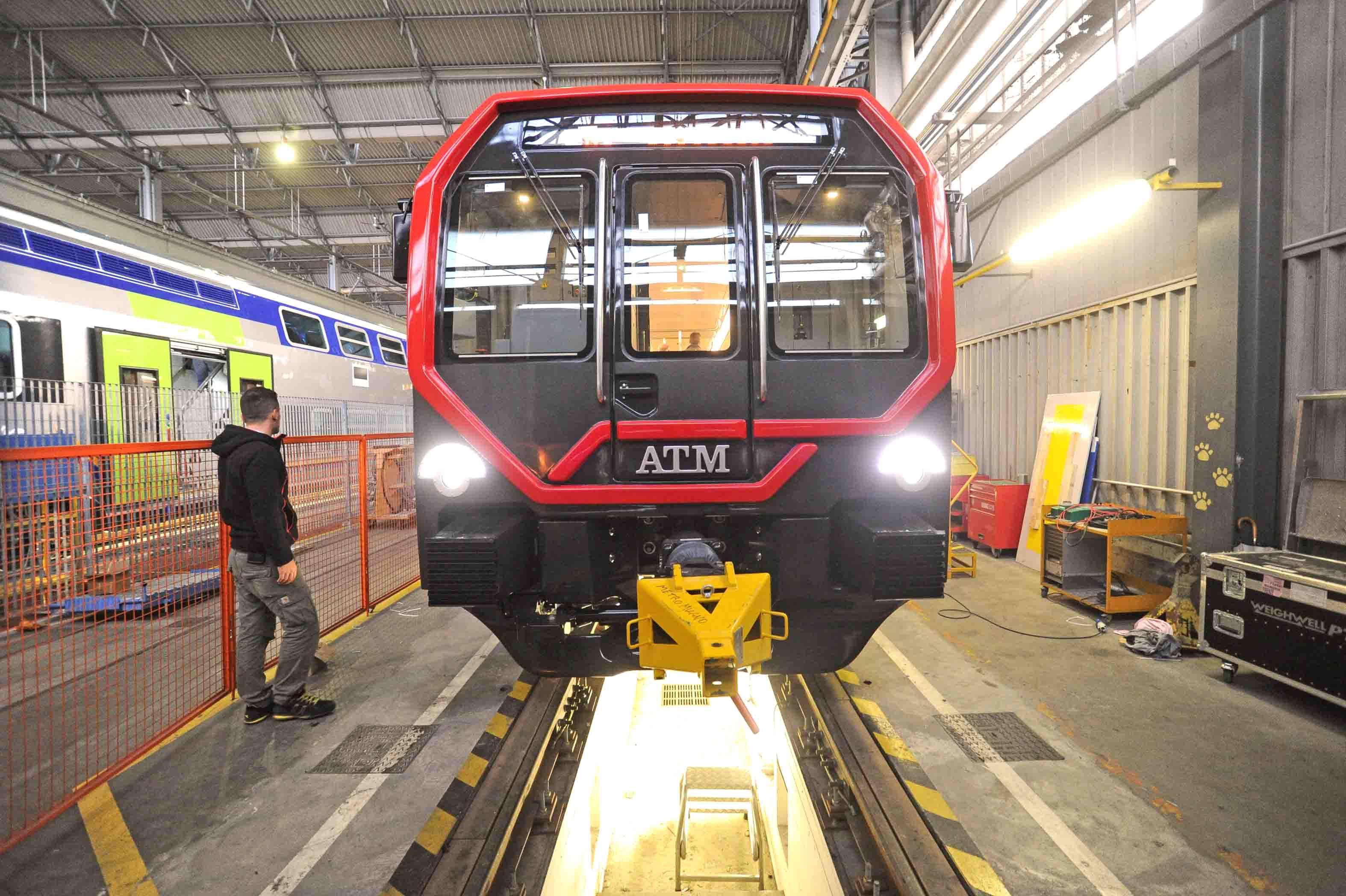 La cassa di un treno all'interno dello stabilimento AnsaldoBreda (foto Gori)