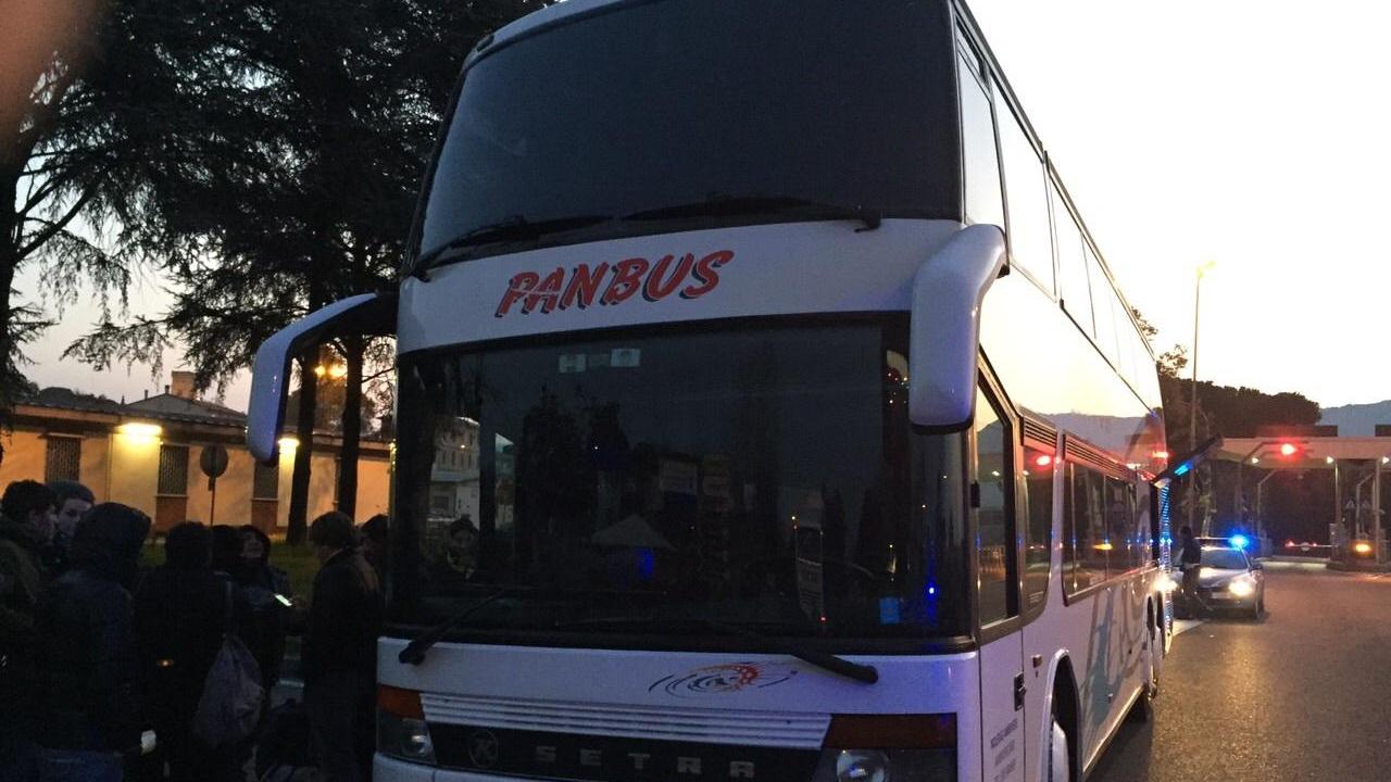 Uno dei due pullman sequestrati dalla polstrada