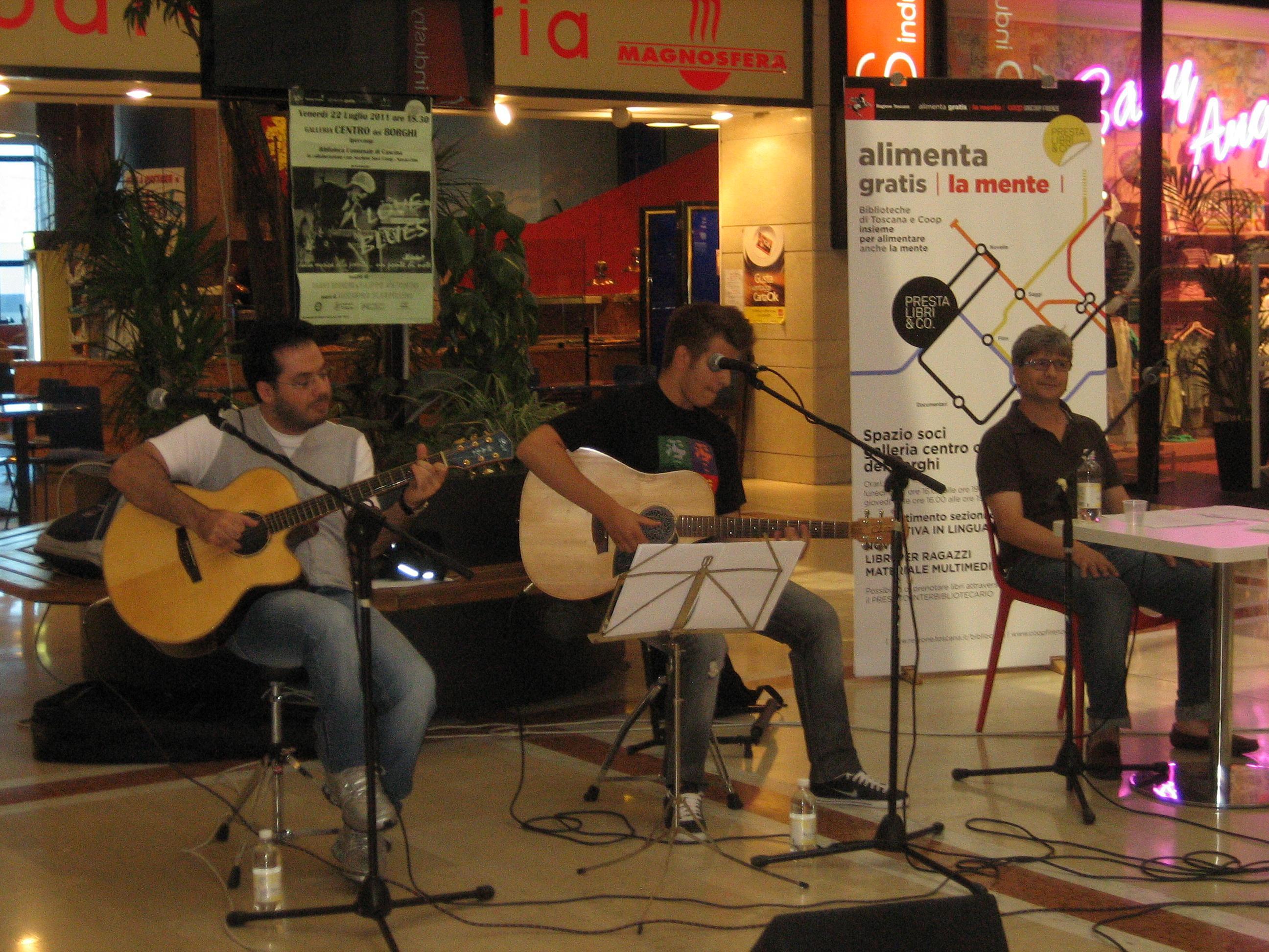 Danny Bronzini (a destra) suona nella galleria commerciale di Navacchio