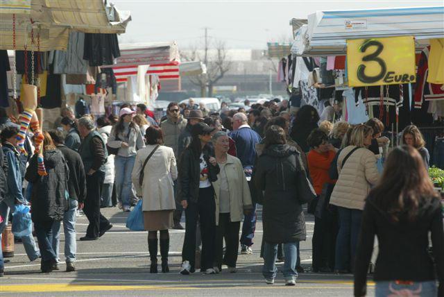 Il mercato settimanale a Pontedera (foto Silvi)