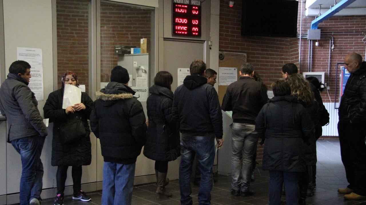 Code al Centro per l'impiego di Prato (foto Batavia)