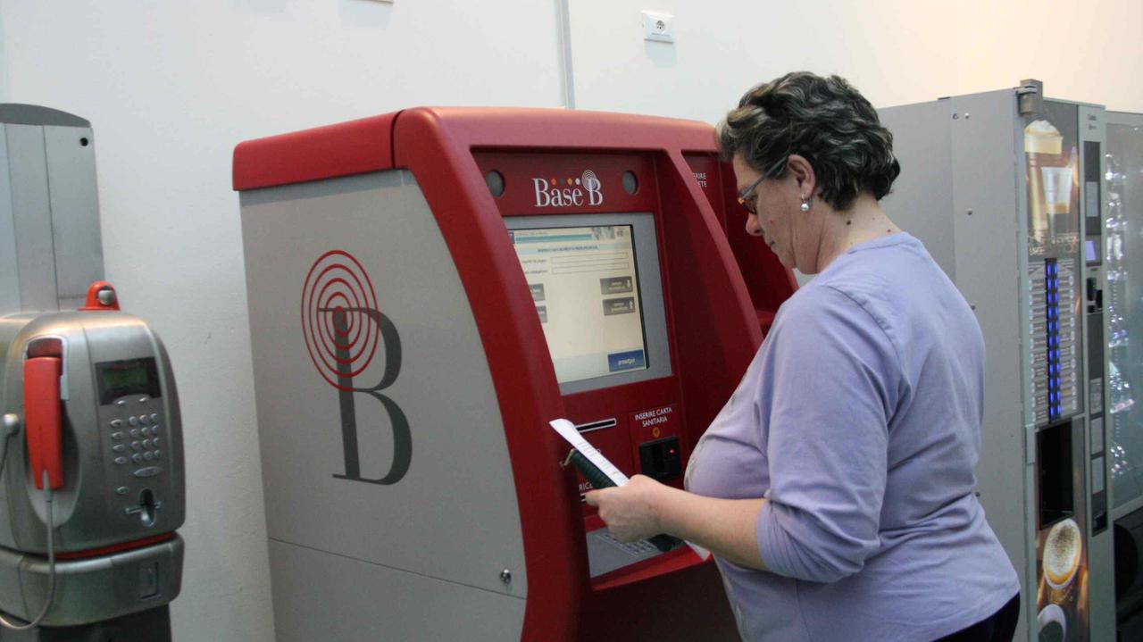 Una macchinetta per il pagamento del ticket all'ospedale