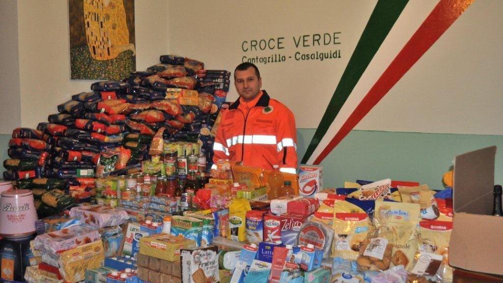 Confezioni alimentari pronte per essere distribuite agli indigenti (foto di repertorio)