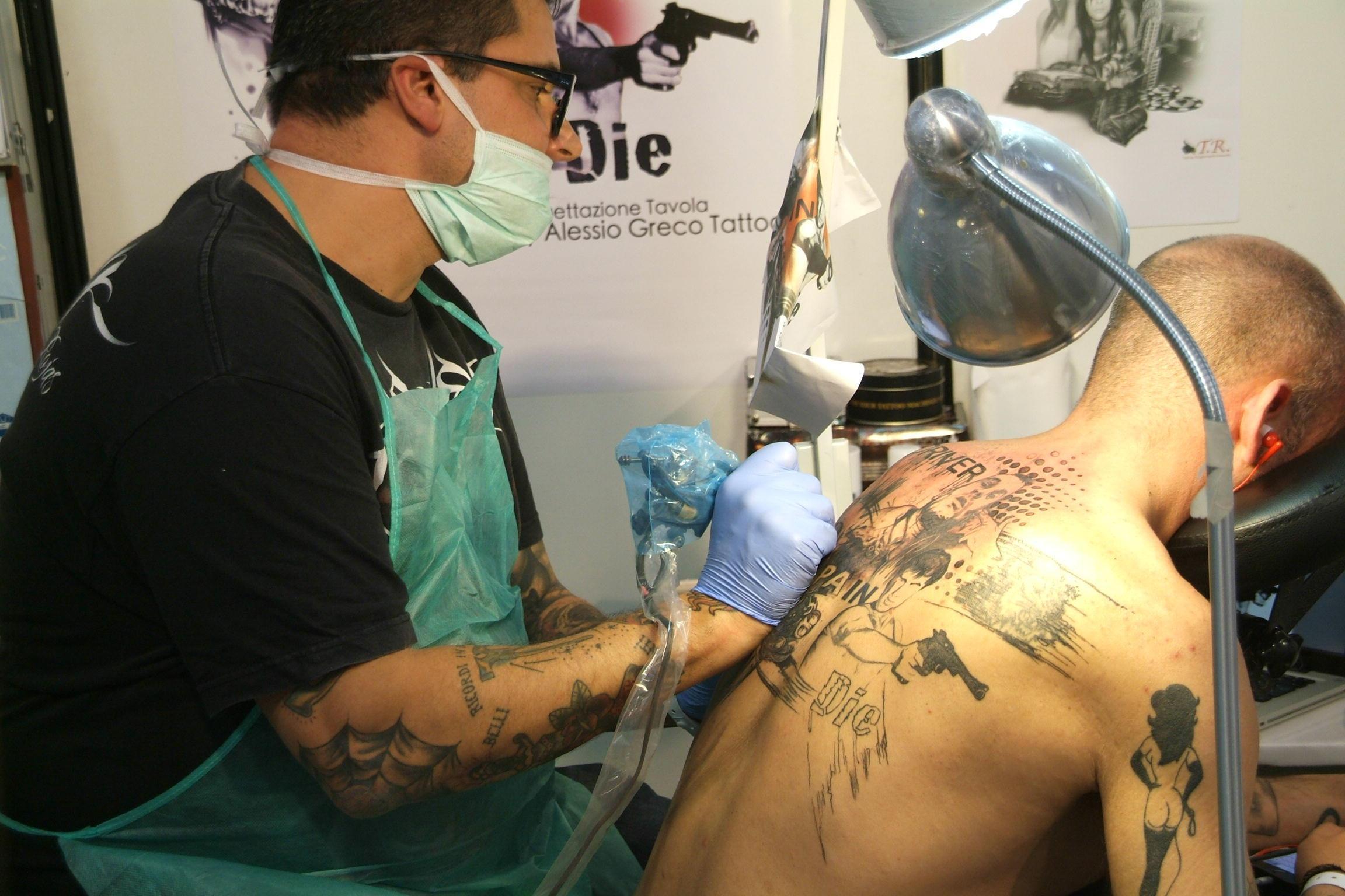 Un tatuatore all'opera