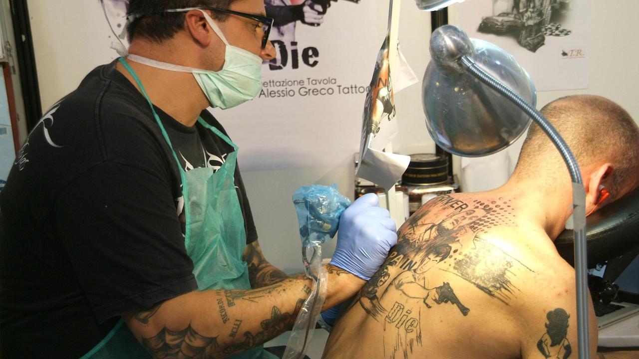 Un tatuatore all'opera