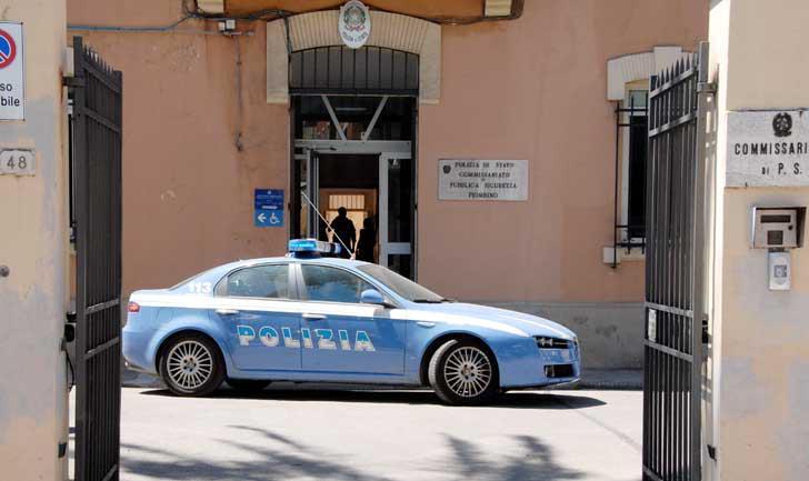 Un'auto della polizia davanti al commissariato di via Ferrer