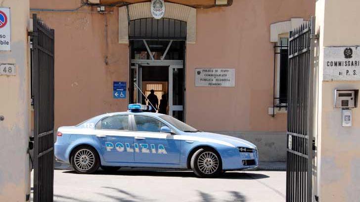 Un'auto della polizia davanti al commissariato di via Ferrer