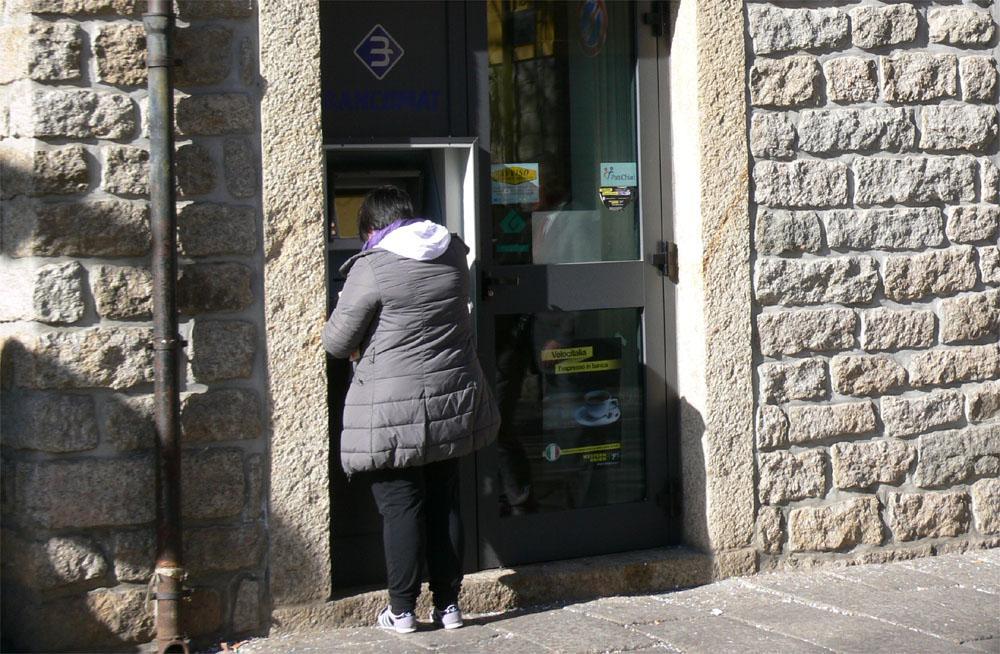 Cerca di rapinare una ragazza al bancomat, arrestato un giovane del Gambia 