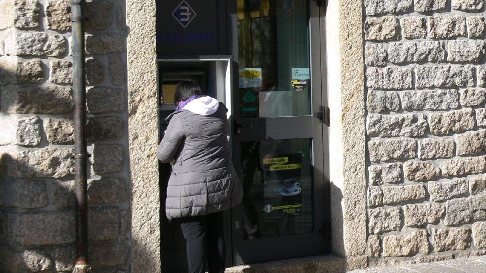 Cerca di rapinare una ragazza al bancomat, arrestato un giovane del Gambia