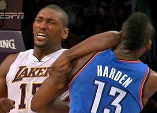 Una gomitata di Artest-World Peace a James Harden