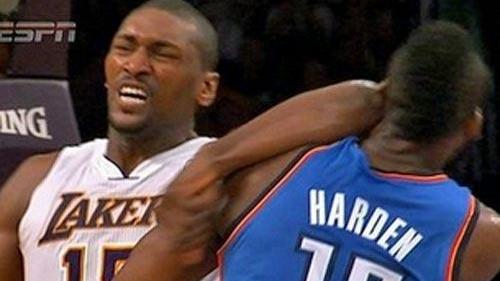 Una gomitata di Artest-World Peace a James Harden