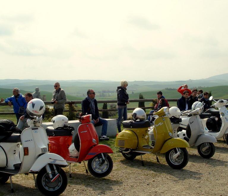 Un raduno sulle colline di Lajatico