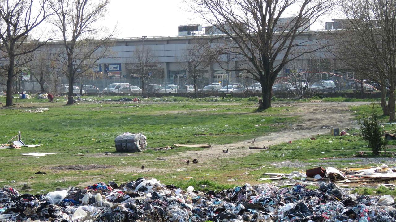Il campo sgomberato con tanti rifiuti ancora da togliere (foto Batavia)